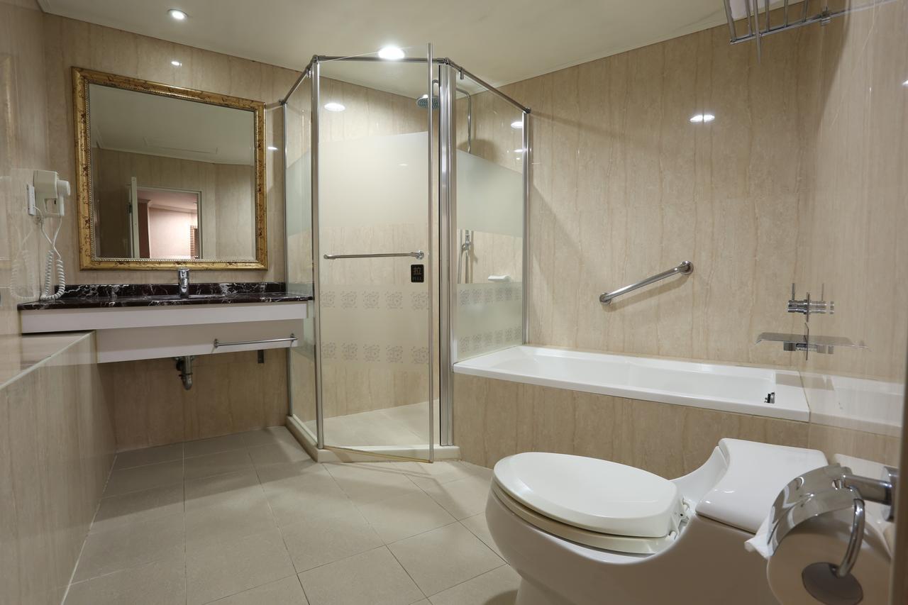 Monalisa Hotel Тайнань Экстерьер фото